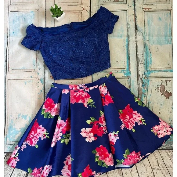 Royal blue homecoming/banquet dress - Picture 2 of 6